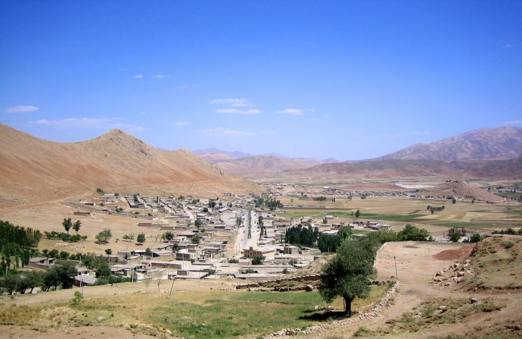 نمای شهر کوهرنگ و چلگرد در دامنهٔ زاگرس