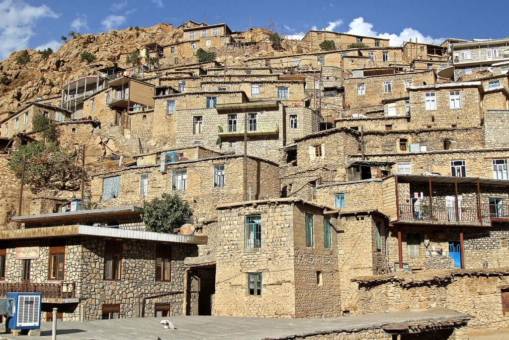 روستای پلکانی پلنگان در منطقهٔ هورامان غرب ایران