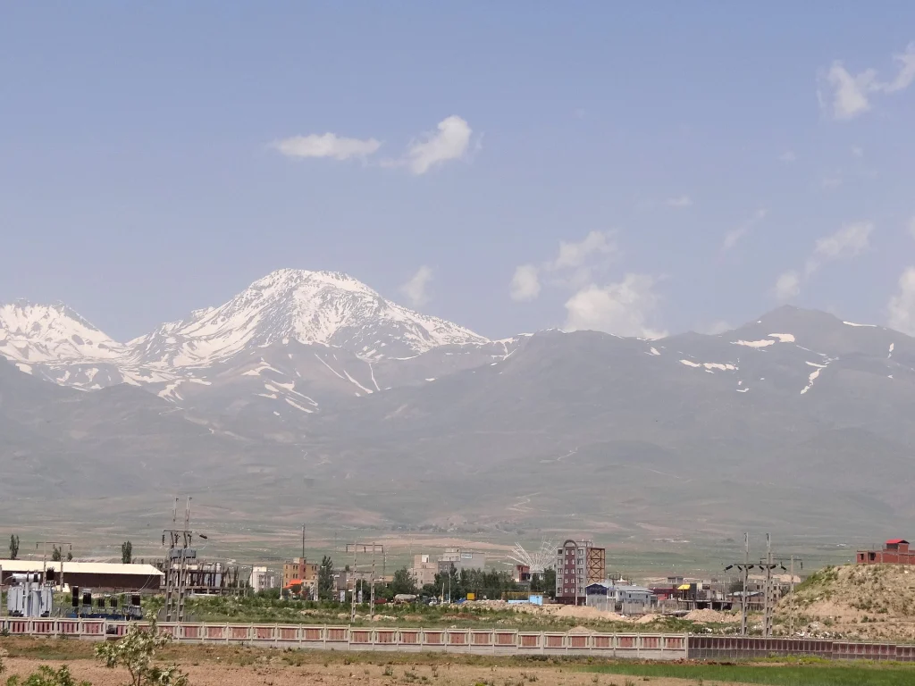 دامنه‌های سرسبز کوه سبلان نزدیک سرعین در اردبیل، مقصدی خنک برای تابستان
