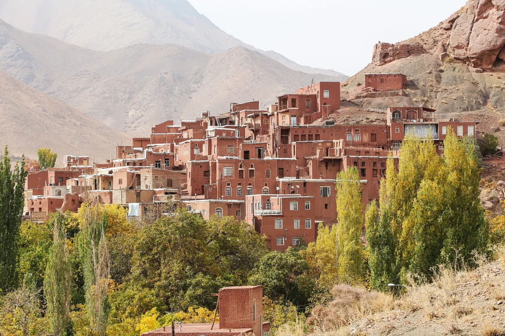 روستای تاریخی ابیانه با خانه‌های قرمزرنگ؛ مقصدی اصیل و اقتصادی برای سفر داخلی