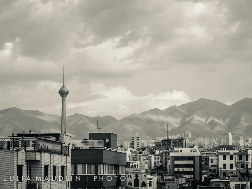 نمای تهران با برج میلاد و رشته‌کوه البرز