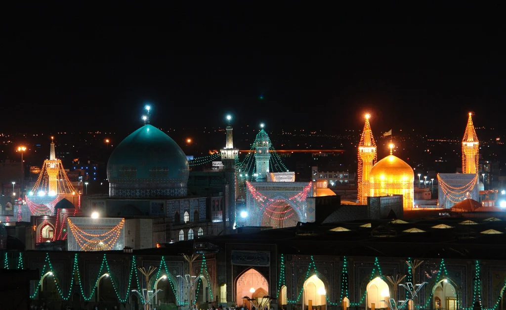 گنبد و صحن حرم امام رضا در مشهد