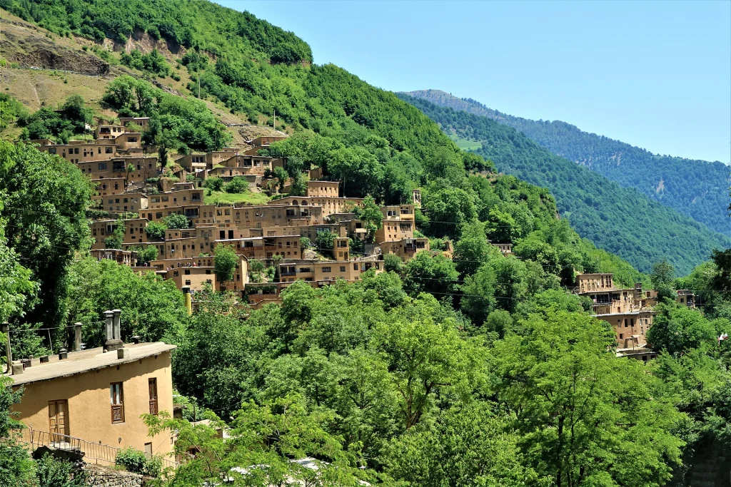 خانه‌های پلکانی روستای ماسوله در دل کوه‌های سرسبز گیلان