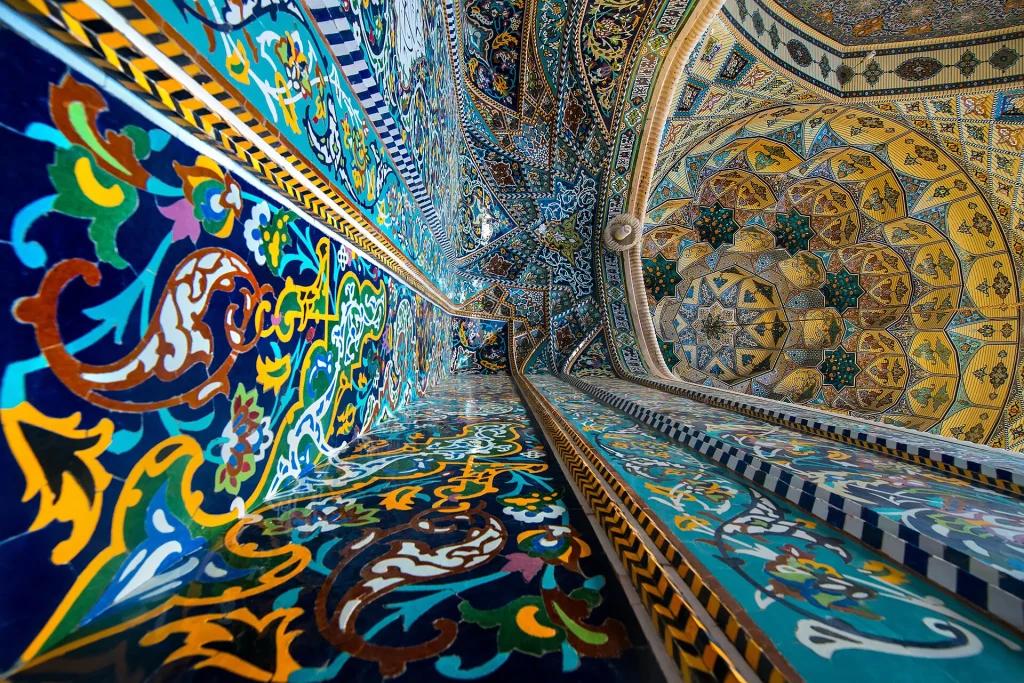 معماری و کاشی‌کاری صحن‌های حرم رضوی مشهد