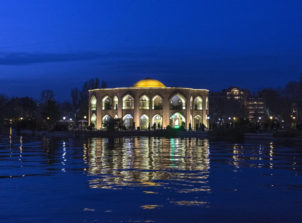 عمارت و دریاچه ائل‌گلی تبریز در شب