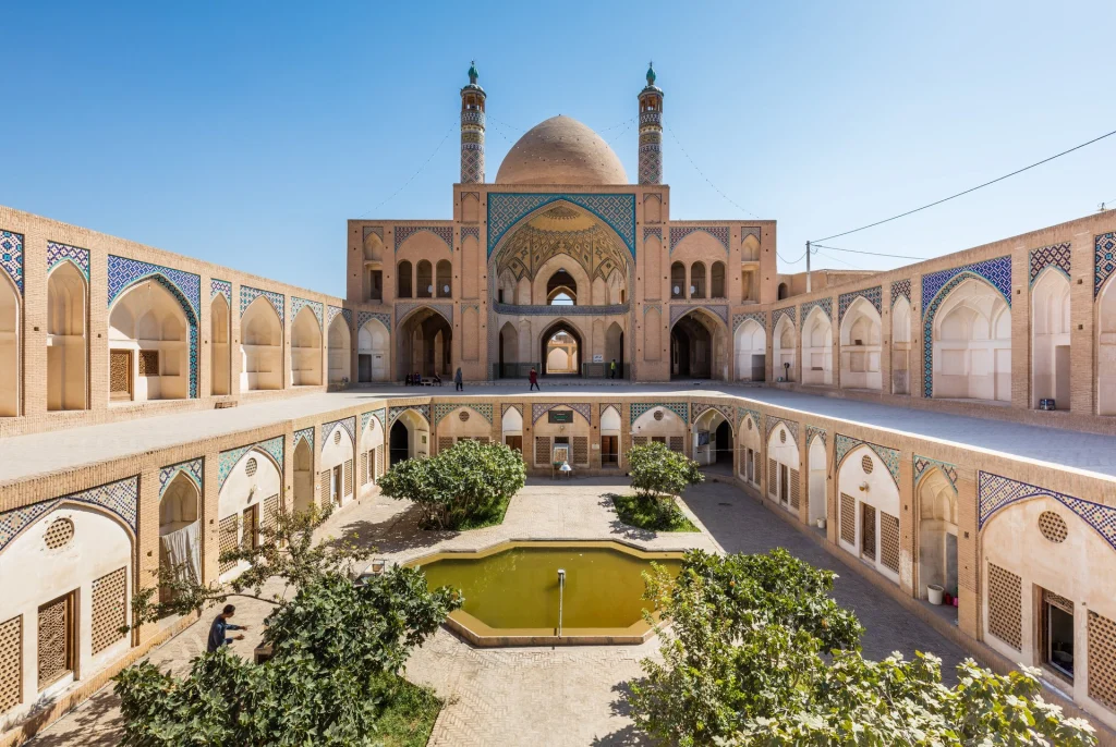 حیاط و طاق مسجد و مدرسه آقابزرگ کاشان